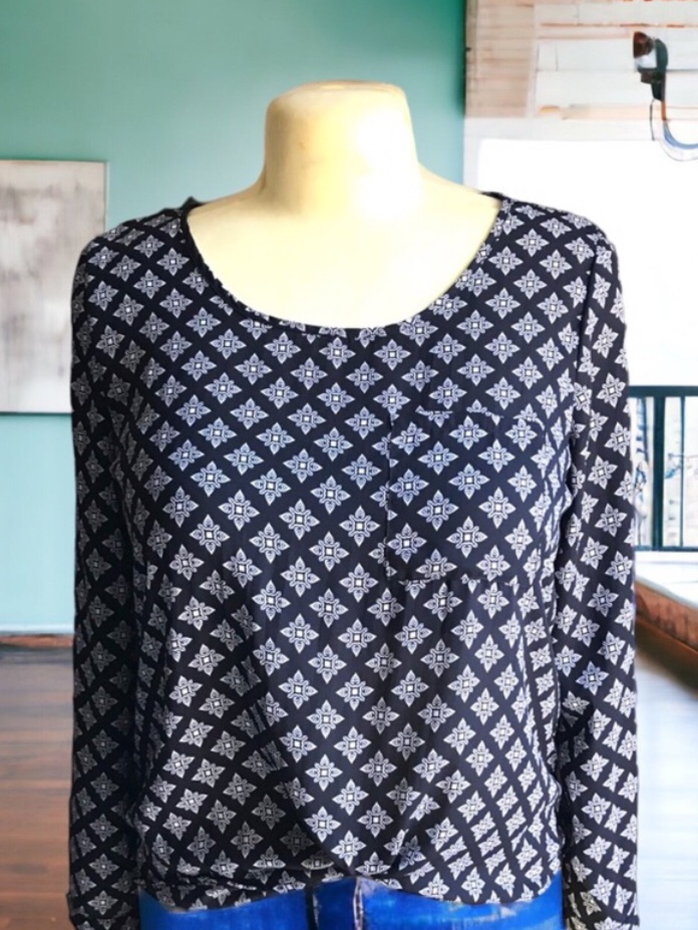 Convertible Sleeve Tunic Style Black and White All Over Print Top